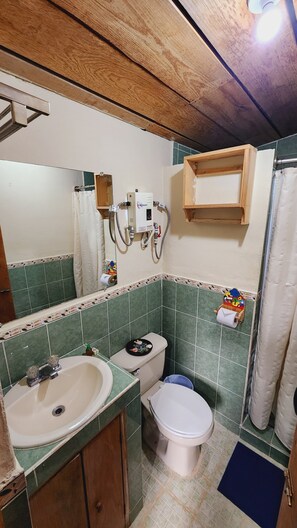Honeymoon Cabin | Bathroom