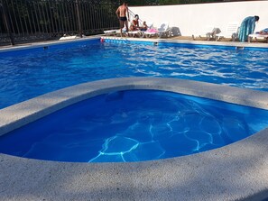 Piscine extérieure en saison
