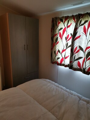 Superior Mobile Home | Free WiFi, bed sheets - Caledonian Caravan (Clacton-on-Sea)