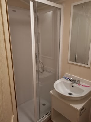 Superior Mobile Home | Bathroom