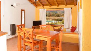 Cabaña familiar, 2 habitaciones | Cocina privada | Refrigerador con congelador, microondas, horno y parrilla de estufa