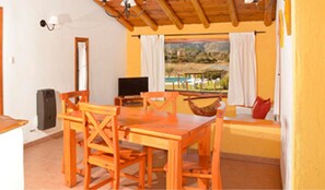 Family Cabin, 2 Bedrooms | Dapur peribadi | Peti sejuk/penyejuk beku saiz penuh, ketuhar gelombang mikro, ketuhar 