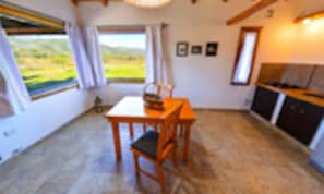 Chalet rustique, 1 trÚs grand lit | Cuisine privée | Réfrigérateur grande capacité avec congélateur, four à micro-ondes