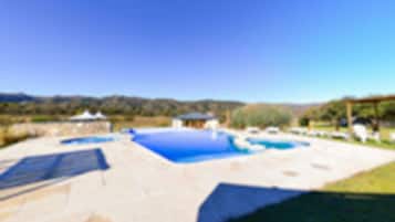2 piscinas al aire libre