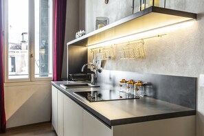 Refrigerador, microondas, lavavajillas y cafetera y tetera 