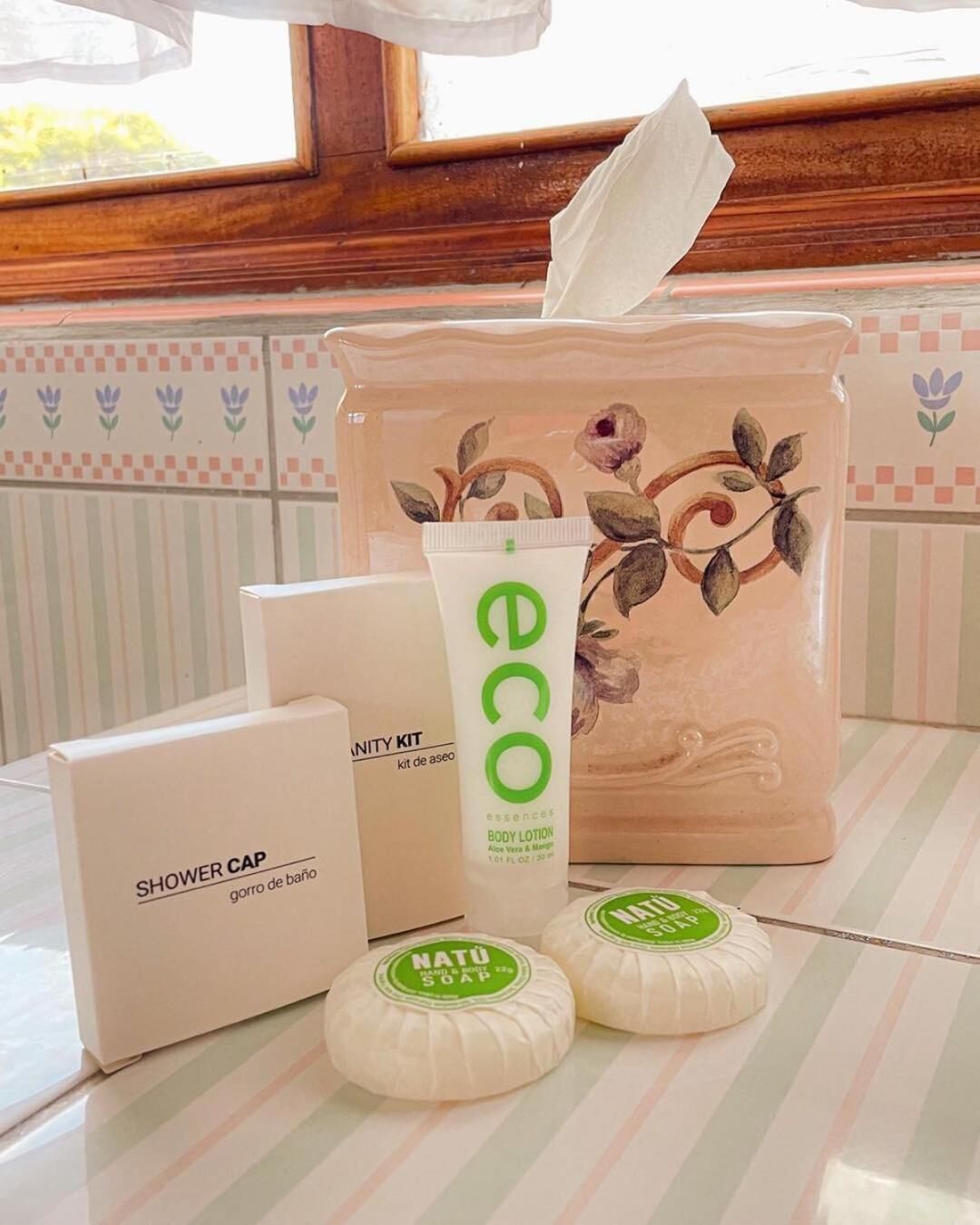 combined shower/bathtub, free toiletries, towels, soap