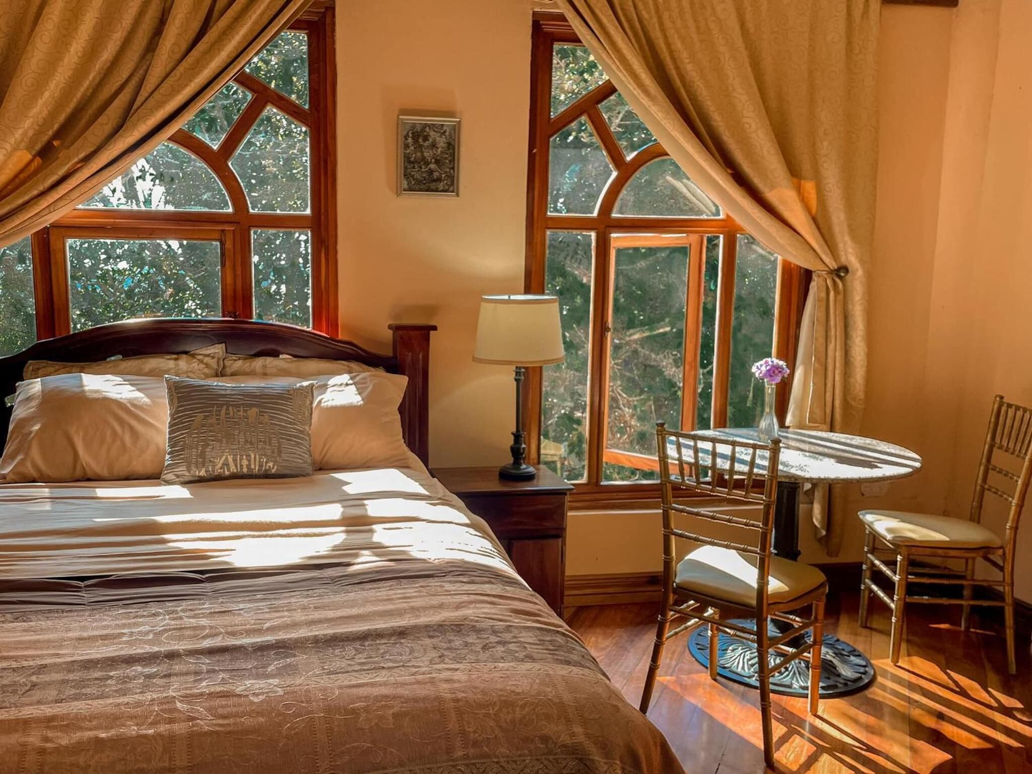 individually decorated, individually furnished, laptop workspace