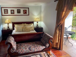 Individually decorated, individually furnished, laptop workspace - Villa Ilusión CR (San José)