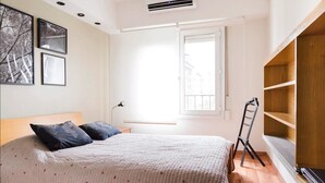 Une chambre à coucher avec un lit, une fenêtre, une échelle et une armoire.