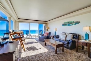 Smart TV, fireplace, DVD player, offices - Ocean Front House with Private Ground Level Patio & 2 Garages - Sleeps 10+ (San Diego)