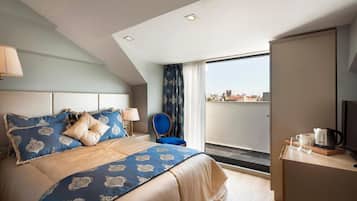 Family Room | Minibar, in-room safe, desk, soundproofing