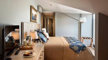 Minibar, pengeskab på værelset, skrivebord, lydisolering