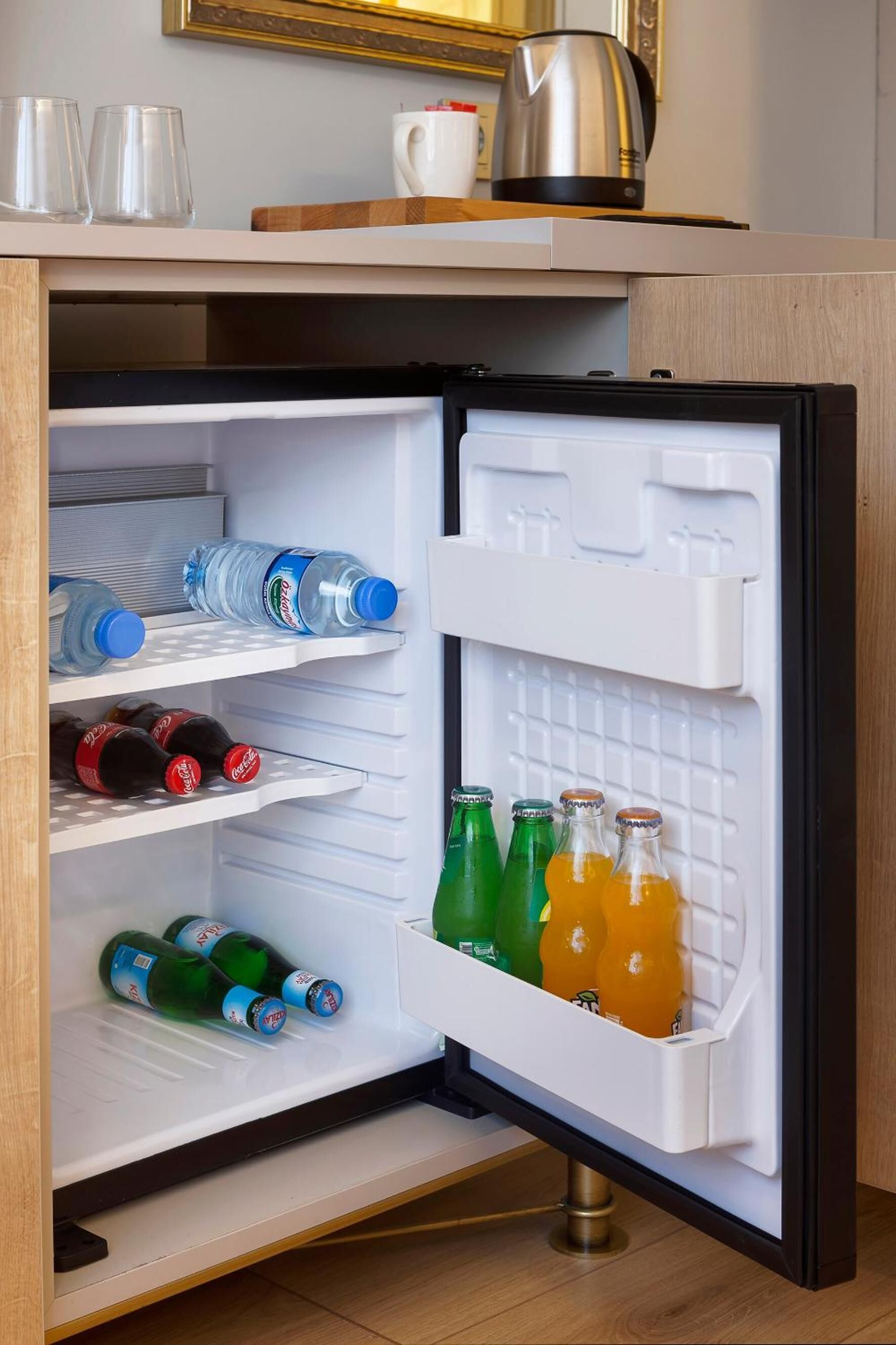 Een koelkast, een koffiezetapparaat/waterkoker, een waterkoker