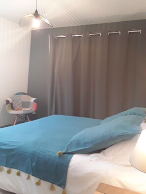 3 habitaciones, tabla de planchar con plancha y cuna de viaje