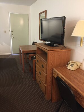 Desk, iron/ironing board, free WiFi, bed sheets - Lazy U Motel (Rapid City)