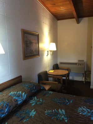 Desk, iron/ironing board, free WiFi, bed sheets - Lazy U Motel (Rapid City)