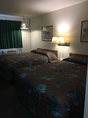 Desk, iron/ironing board, free WiFi, bed sheets - Lazy U Motel (Rapid City)