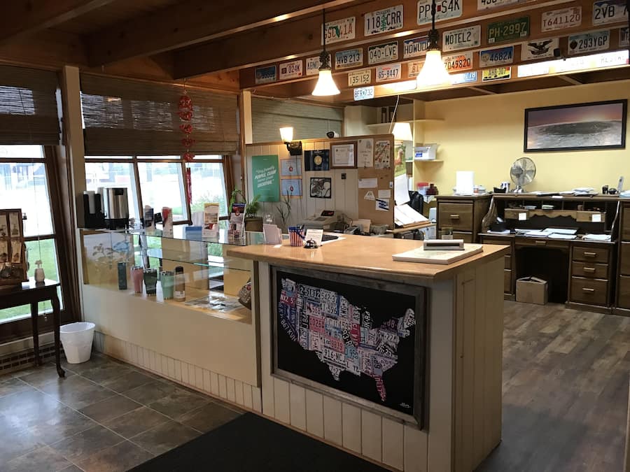 Depan hartanah - siang/malam