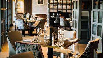 3 restaurants; breakfast, lunch and dinner served
