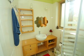 Badewanne, Haartrockner, Handtücher, Seife