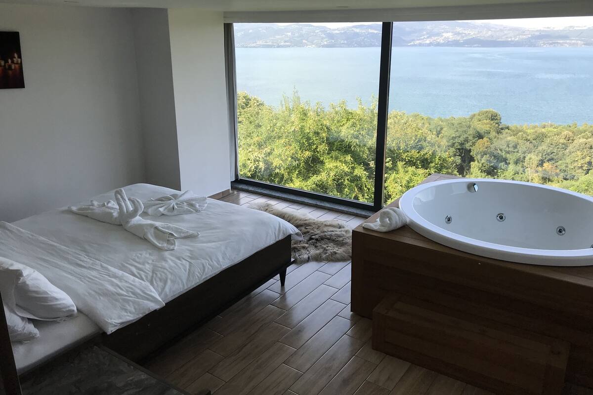 Jetted bathtub