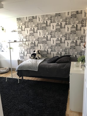 6 bedrooms, desk, iron/ironing board, free WiFi