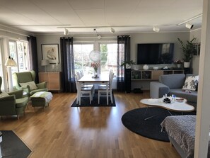 Televisio, takka, videopelejä, pöytäjalkapallopöytä