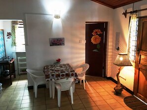 Comfort Studio Suite, Multiple Beds, Pool View | In-room dining