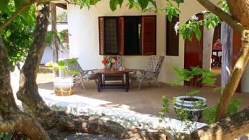 Comfort Cottage, 2 Bedrooms, Ensuite, Garden View | Frette Italian sheets, premium bedding, Tempur-Pedic beds