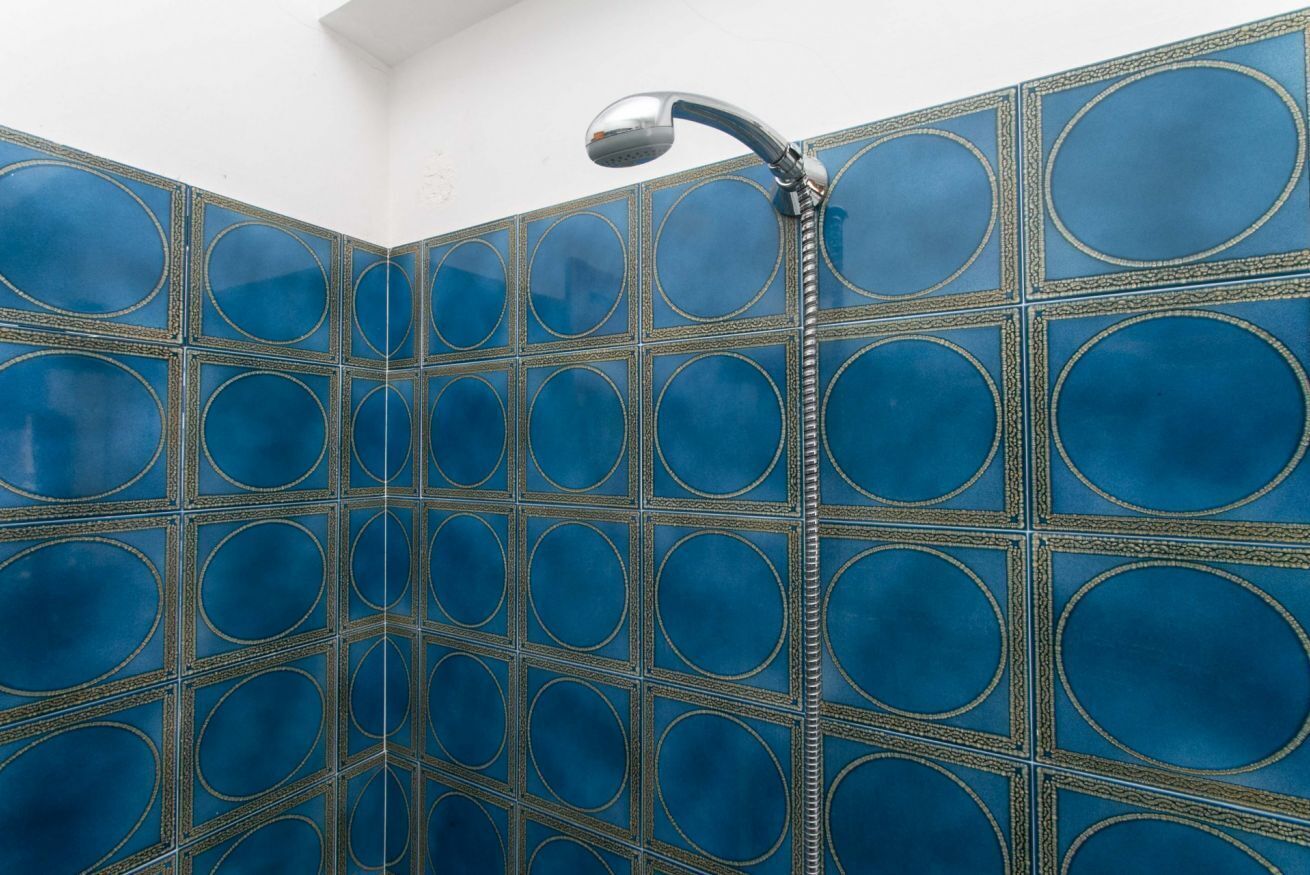 Duschwanne, Bidet, Handtücher