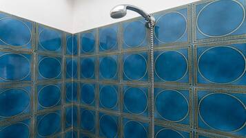 Duschwanne, Bidet, Handtücher
