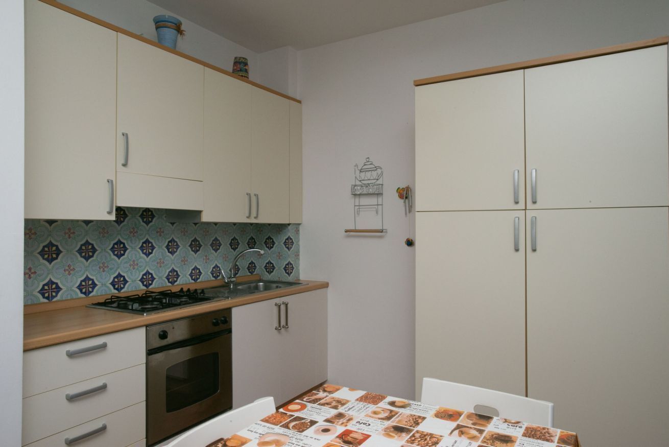 Kühlschrank, Ofen, Geschirrspüler, Esstisch
