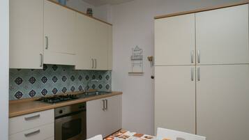 Kühlschrank, Ofen, Geschirrspüler, Esstisch