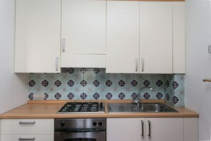 Fridge, oven, dishwasher, dining tables - M089 - Marcelli, three-room apartment with terrace 30 meters from the sea (Marcelli)