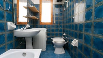 Combined shower/tub, bidet, towels