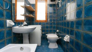 Ensemble douche/baignoire, bidet, serviettes fournies