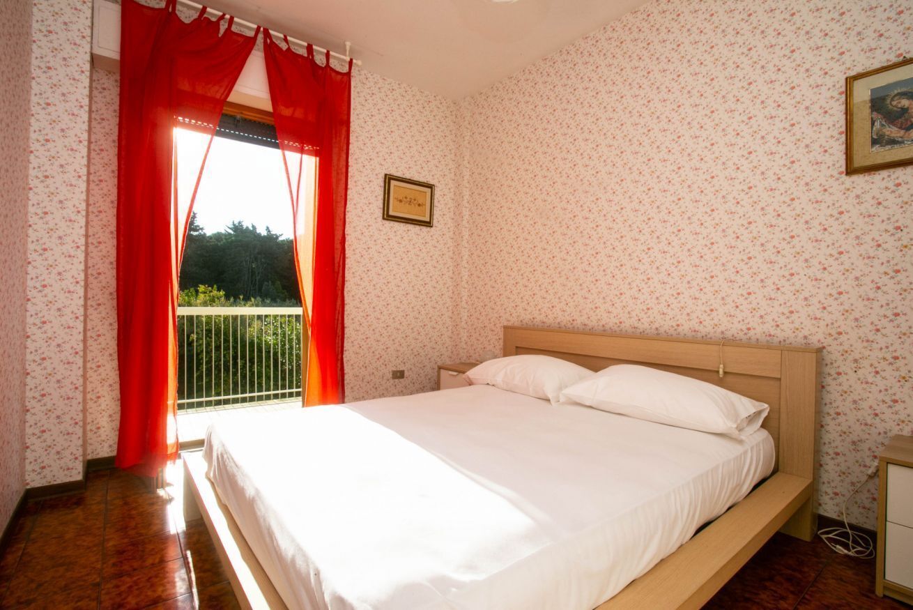 2 bedrooms, bed sheets