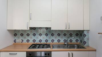 Frigorifero, forno, lavastoviglie, tavolo da pranzo