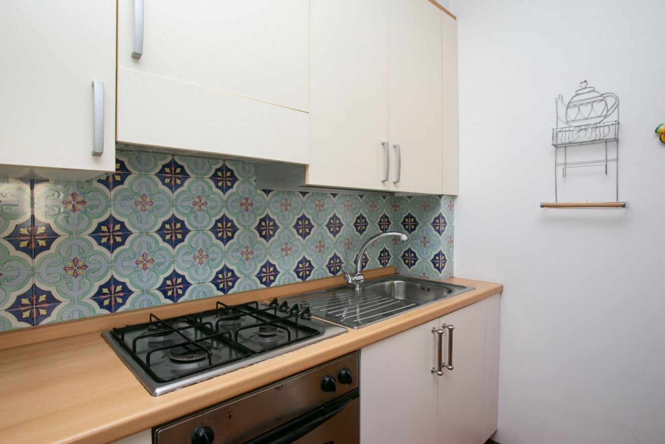 Kühlschrank, Ofen, Geschirrspüler, Esstisch