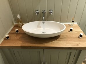 Bañera con ducha, secador de pelo, toallas, jabón