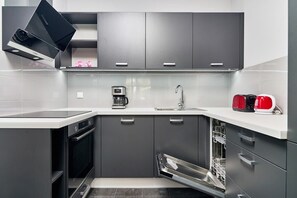 Refrigerador, horno, parrilla de estufa y lavavajillas 