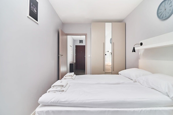 1 habitación, tabla de planchar con plancha, wifi y ropa de cama