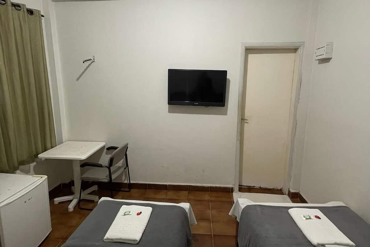 Habitación estándar con 2 camas individuales, aire acondicionado, vista al patio | Minibar, cortinas blackout, tabla de planchar con plancha y wifi gratis
