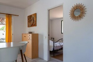 2 habitaciones, tabla de planchar con plancha y cuna de viaje