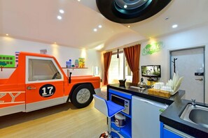 Road | Cocineta privada | Refrigerador, microondas, parrilla de estufa y tetera eléctrica 