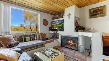 Kamar Deluks | 1 kamar tidur, minibar, didekorasi berbeda-beda, dan meja kerja