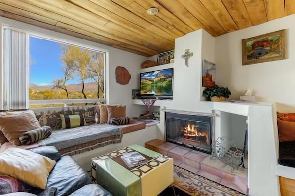 Deluxe Room | Minibar, individually decorated, desk, soundproofing