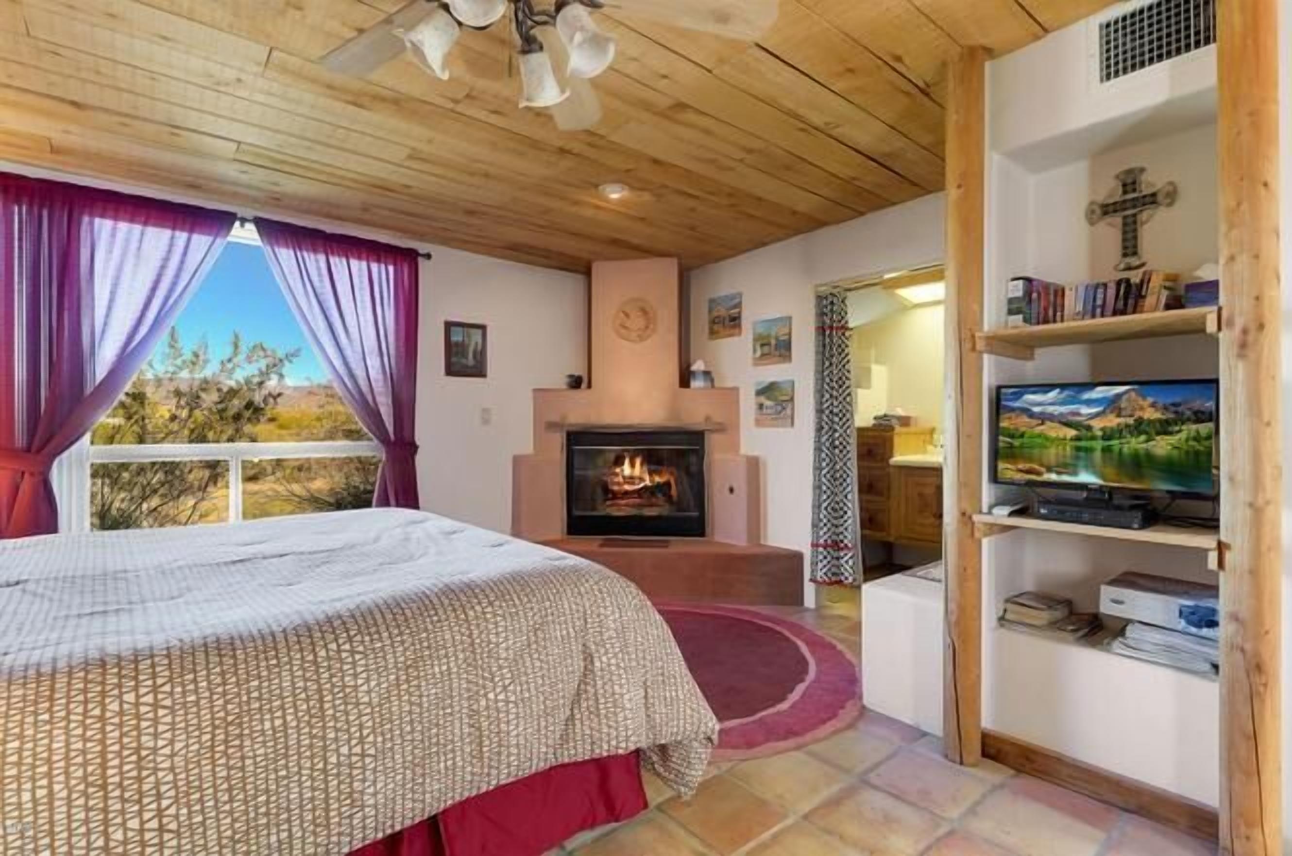 Deluxe Room | Living area | Flat-screen TV