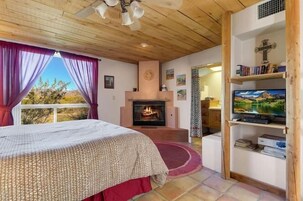 Deluxe Room | Living area | Flat-screen TV