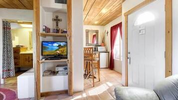 Deluxe Room | Ruang tamu | TV skrin rata